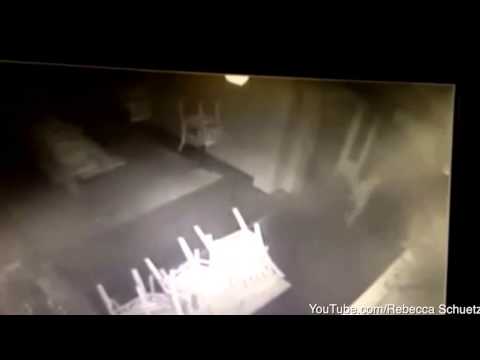 شاهد شبح فتاة يتجول داخل أحد المطاعم