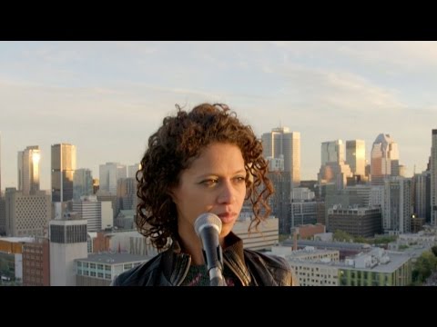 شاهد مطربة مغربية تؤدي أغنية البلجيكي ستروماي