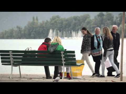 شاهد بريد سويسرا يفاجئ المارة بطرود تجري في الشارع