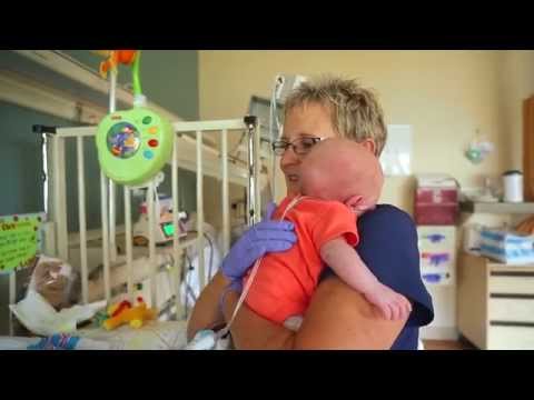 شاهد مفاجأة استثنائية لممرضة أميركية ترعى الأطفال المبتسرين