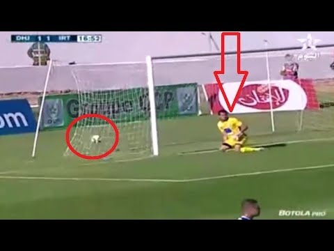 شاهد اللاعب حاول إعادة الكرة بروح رياضية فتعادل لفريقه بسبب خطأ حارس المرمى
