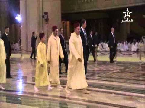 شاهد سقوط أحد مرافقي الملك في بركة مائية