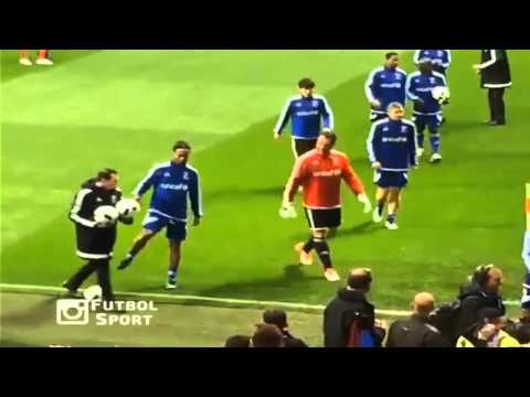 فيديو رونالدينيو يسخر من موظف أولد ترافورد بـتمريرة سحرية