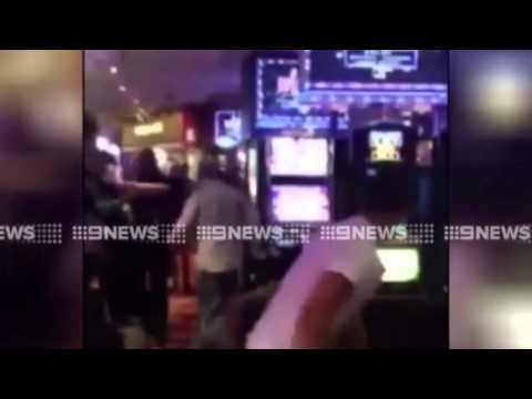 بالفيديو معركة بالأيدي والأرجل في ملهى ليلي أسترالي