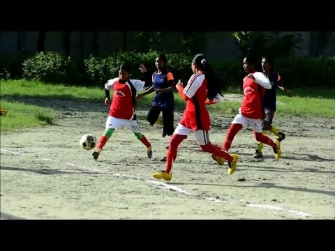 بالفيديو فريق كرة قدم للفتيات في بنغلاديش يحصد جوائز المسابقات