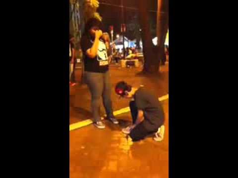 شاهد شاب يضع فتاة في موقف محرج في الشارع