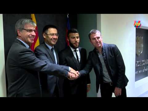 شاهد رافينيا يوقع عقود التجديد لبرشلونة