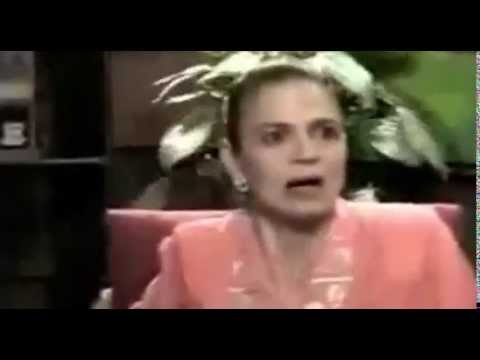 شاهد  رد فعل مذيعة عند حدوث زلزال على الهواء