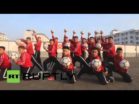 عندما تجتمع كرة القدم مع الفنون القتالية