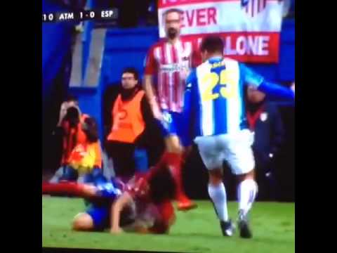 شاهد نقل لاعب أتلتيكو مدريد إلى المستشفى