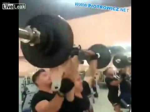 شاهد لاعب يسقط حمل أثقال فوق عنق مدربه