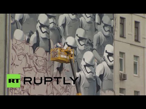 محاربون عمالقة يُرسَمون في موسكو تيمنًا بأفلام حرب النجوم