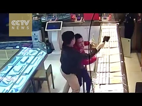 لص يقتحم محل ذهب بـ”فأس” لسرقة المجوهرات