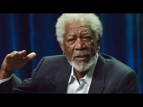 شاهد نجاة مورجان فريمان بعد عطل في طائرته بمسيسبي