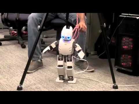 شاهد روبوت جديد يتعلم السير والكلام كالأطفال