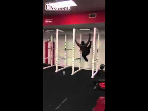 شاهد  موقف محرج لشاب بدين