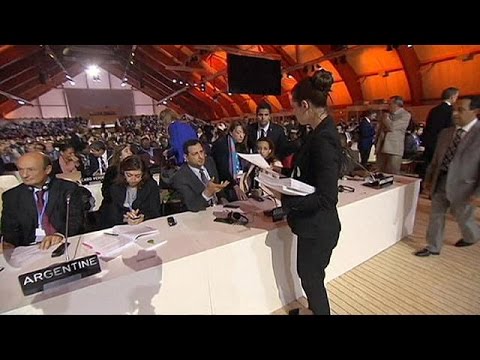 شاهد تسليم مسودة جديدة لاتفاق قمة المناخ في باريس