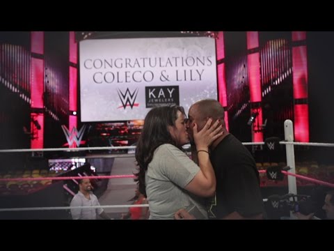 مشجع مهوس بالـ”wwe” يطلب يد صديقته على حلبات المصارعة