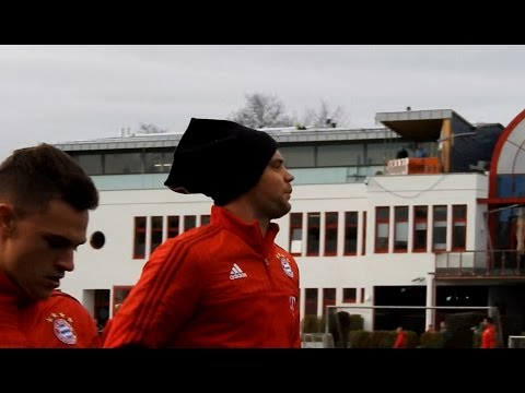 غطاء رأس نوير “الطريفة” تلفت أنظار حضور تدريبات بايرن الأخيرة