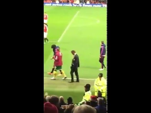 جماهير مانشيستر يونايتد تطلق صافرات الاستهجان ضد فان غال