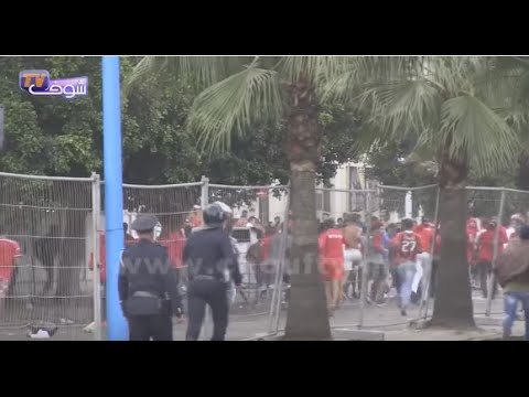 بالفيديو مواجهات عنيفة بين الجماهير البيضاوية خارج دونور