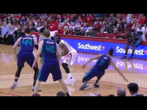 شاهد تسديدة كرة سلة مميزة من جيمس هاردن تسقط خصمه أرضًا