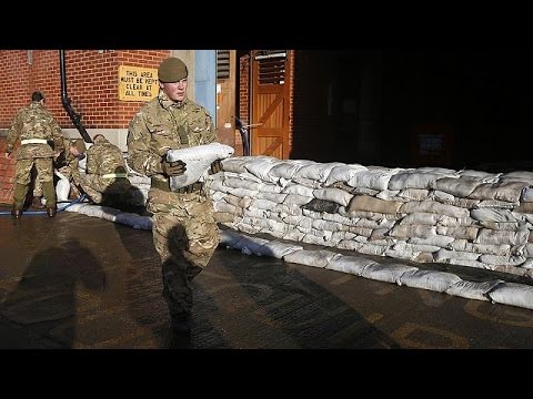 شاهد العاصفة فرانك تضرب مناطق واسعة في بريطانيا