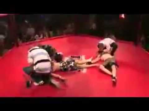 شاهدلقطة طريفة لضربتين قويتين في نفس اللحظة