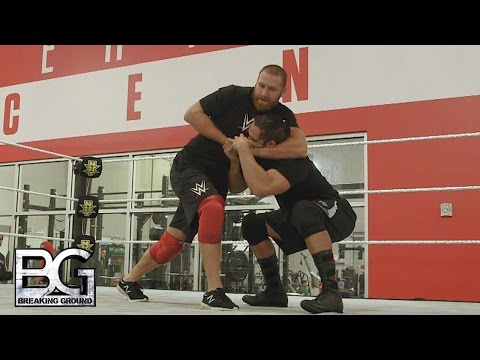 شاهد سامي زين يدخل حلبة مصارعة wwe