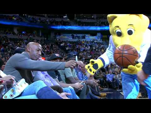 تشونسى بيلوبس يوقع على كرة سلة ومشجع محظوظ يلتقطها