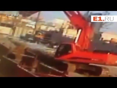 فيديو لحظة سقوط جرافة على رأس عامل