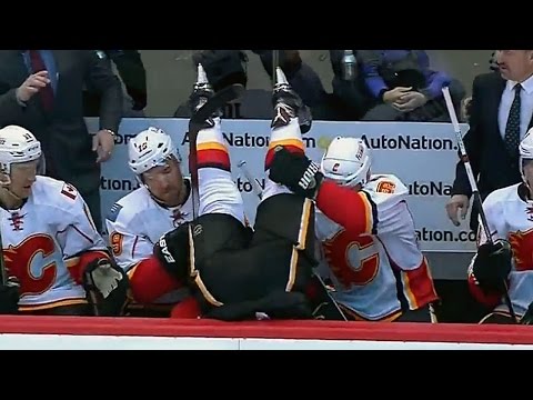 شاهد لاعب هوكي جليد يطير خصمه ويرميه على مقاعد البدلاء