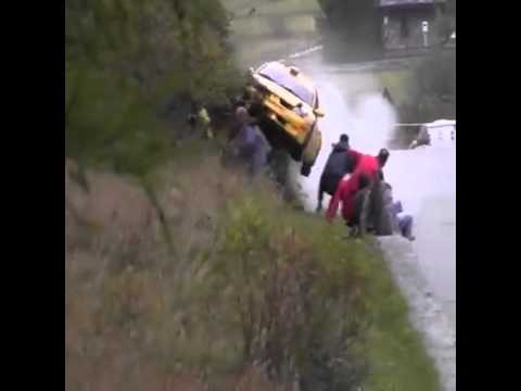 شاهدجماهير سباق سيارات يصابون بالفزع