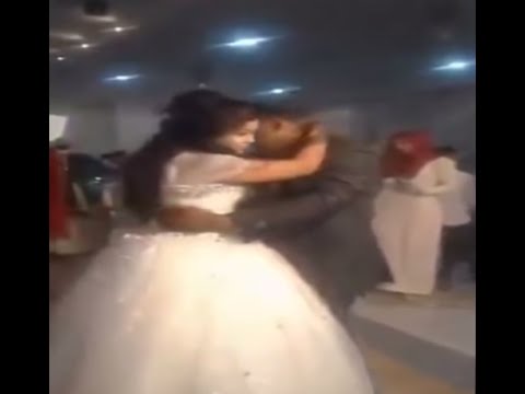 عريس سوداني يبالغ في إظهار مشاعره تجاه عروسه
