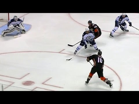 شاهد لاعب هوكي يفقد عصاه ويعود ليجد خصمه يحرز هدفًا