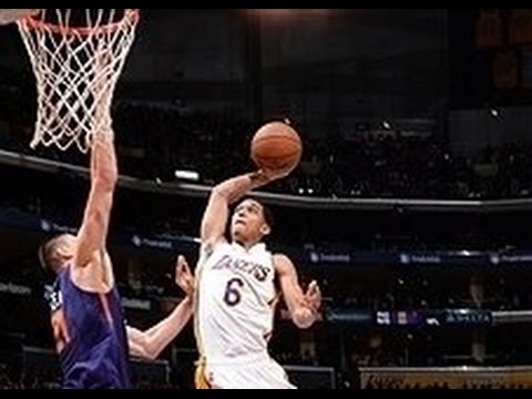 شاهد تسديدة كرة سلة بيد واحدة تشعل المدرجات