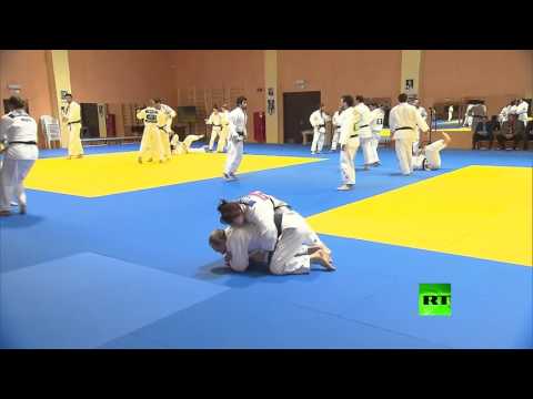 شاهد لاعبة جودو تطرح الرئيس الروسي أرضًا