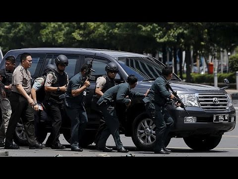 شاهد7 انفجارات وسط جاكارتا تخلف ثلاثة قتلى في اندونيسيا