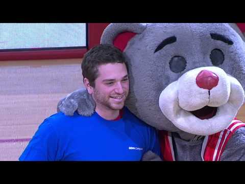 تميمة فريق كرة سلة أمريكى تقبل مشجع فاز بـ25 ألف دولار