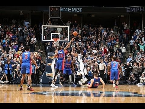 شاهد لاعب كرة سلة أميركي يحرز هدف رائع في الثانية الأخيرة من المباراة