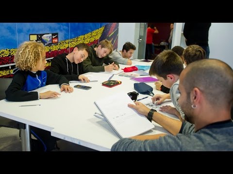 شاهد كيف يقضي طلاب أكاديمية برشلونة الماسية يومهم