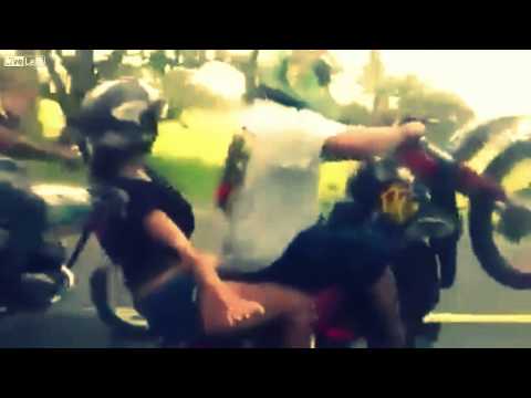 شاهد ماذا حدث لفتاة حاولت الاستعراض أعلى دراجة بخارية