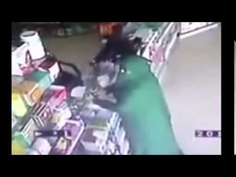 شاهد فتاة تسرق صيدلية في جدة وتخفي المسروقات أسفل ملابسها