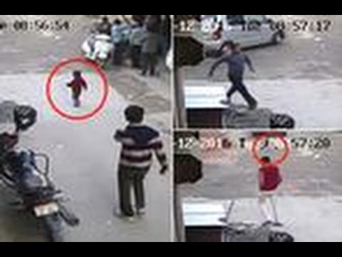 فيديو طفلة تنجو بأعجوبة تحت عجلات سيّارة