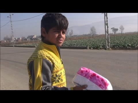 طفل سورى يبيع مناديل ليغسل كليته كل أسبوع