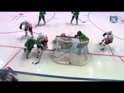 حارس مرمى هوكي يحبط كرة مؤكدة بالقفازات