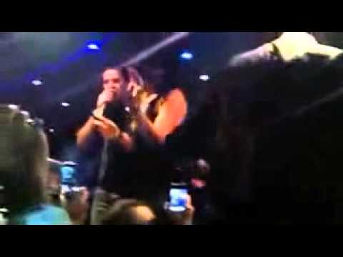 فيديو فتاة تتحرش بالمطرب محمد السالم