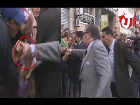 بالفيديو حرس الملك محمد السادس يمنع امرأة من الاقتراب