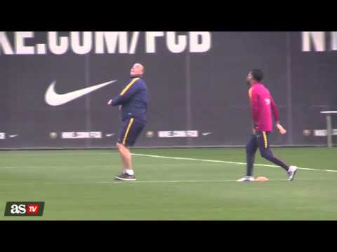 دانى ألفيس يمزح مع موظف ملعب برشلونة بكبارى طريفة