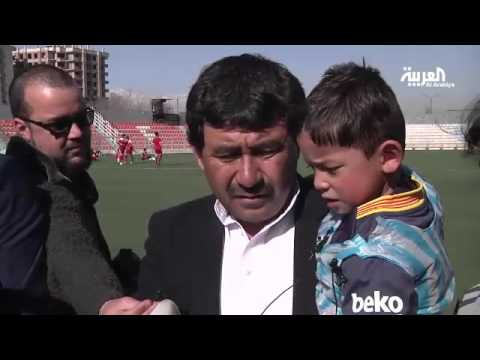 شاهد الأرجنتيني ميسي يبحث عن طفل افغاني